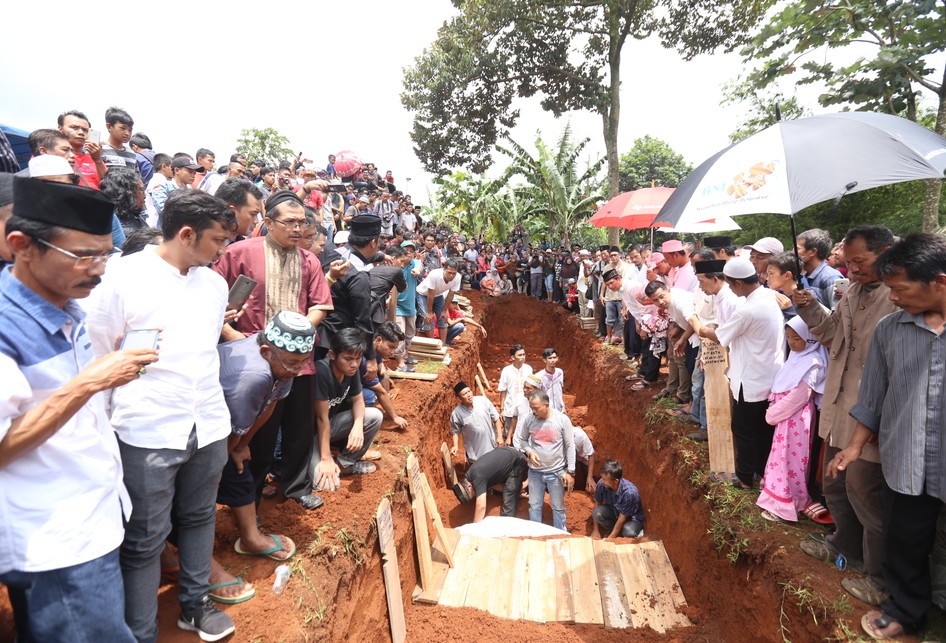 Isak Tangis Iringi Pemakaman Korban Kecelakaan Di Tanjakan Emen