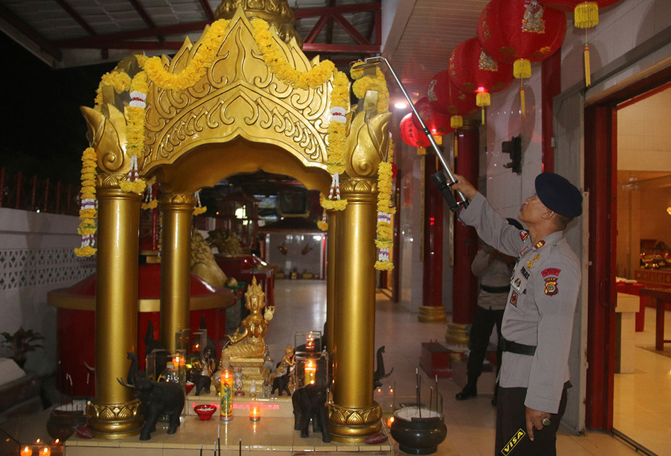 Tim Jibom Polda Aceh Sterilkan Tempat Ibadah Umat Buddha