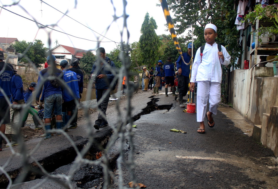 Pemasangan Beronjong di Jalan Retak Matraman