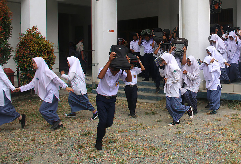 SISWA IKUT SIMULASI GEUMPA DAN TSUNAMI