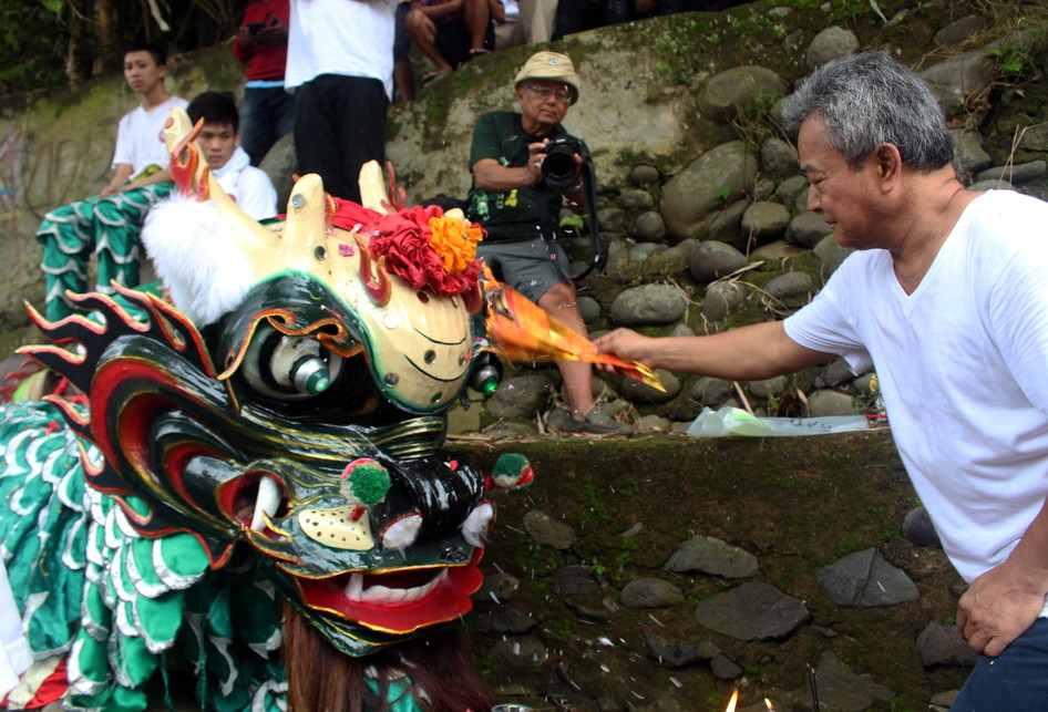 Jelang Cap Go Meh Kasta Tertinggi Barongsai Dimandikan di Bogor