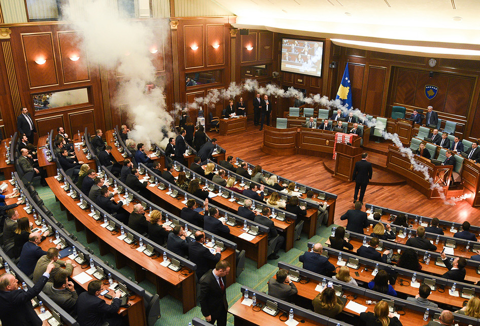Anggota Parlemen Kosovo Lempar Gas Air Mata di Ruang Sidang
