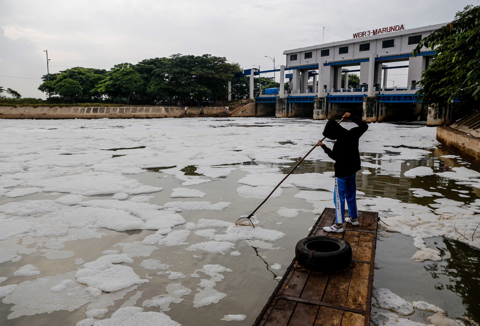 Busa di Sungai Perairan Kanal Banjir Timur Marunda