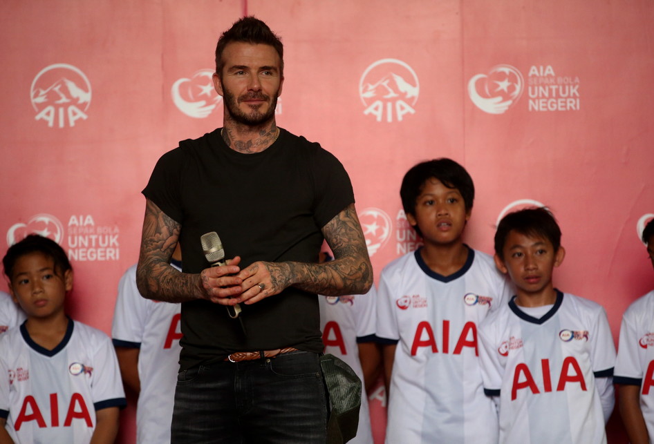 AIA Global Brand Ambassador David Beckham saat acara Sepak Bola untuk Negeri di Stadion Soemantri Brodjonegoro, Jakarta, Minggu (25/3/2018). AIA menyerahkan sumbangan 10.000 bola untuk anak-anak akademi sepak bola di seluruh Indonesia.