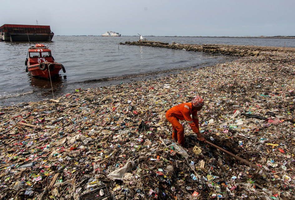 Hamparan Sampah di Pesisir Cilincing