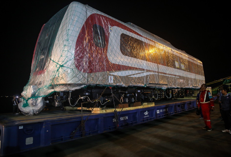 Dua Gerbong LRT Tiba di Jakarta