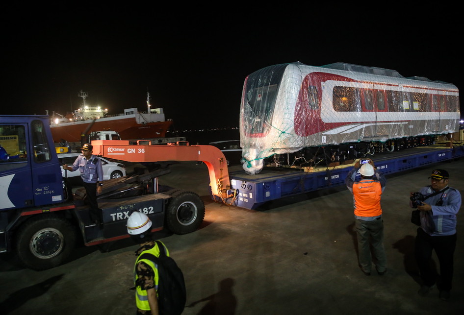 Dua Gerbong LRT Tiba di Jakarta