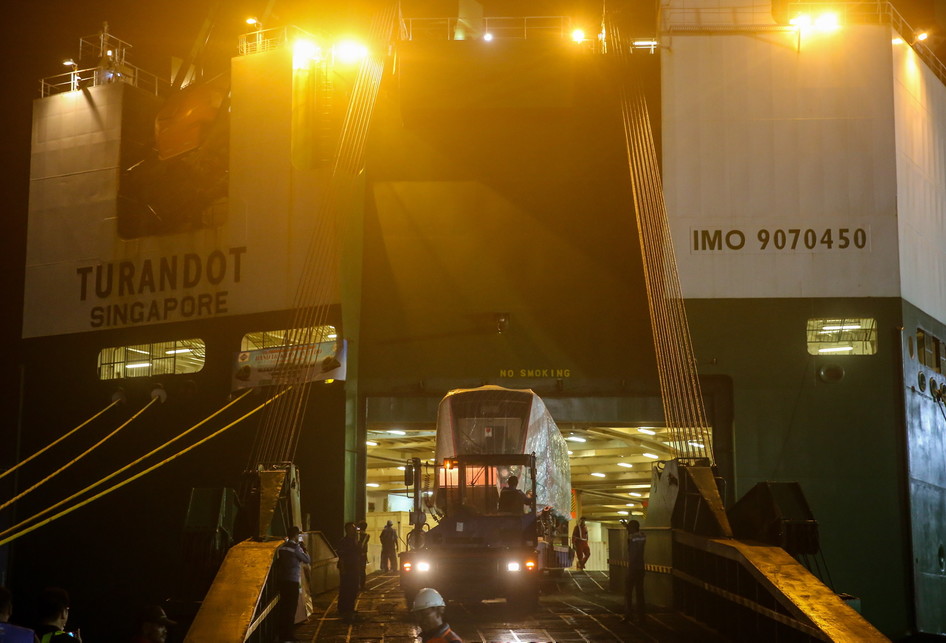 Dua Gerbong LRT Tiba di Jakarta