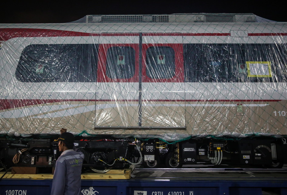 Dua Gerbong LRT Tiba di Jakarta