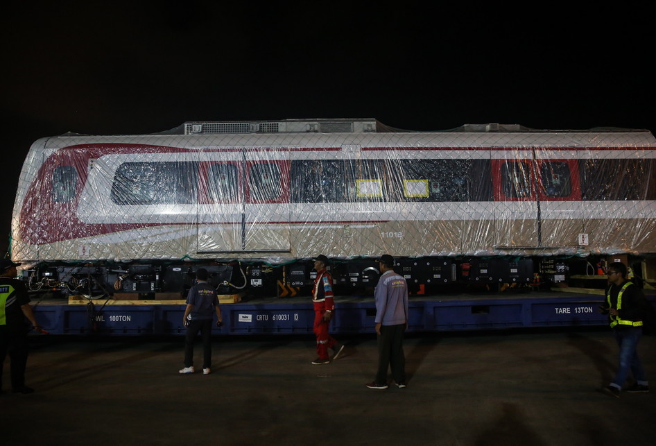 Dua Gerbong LRT Tiba di Jakarta
