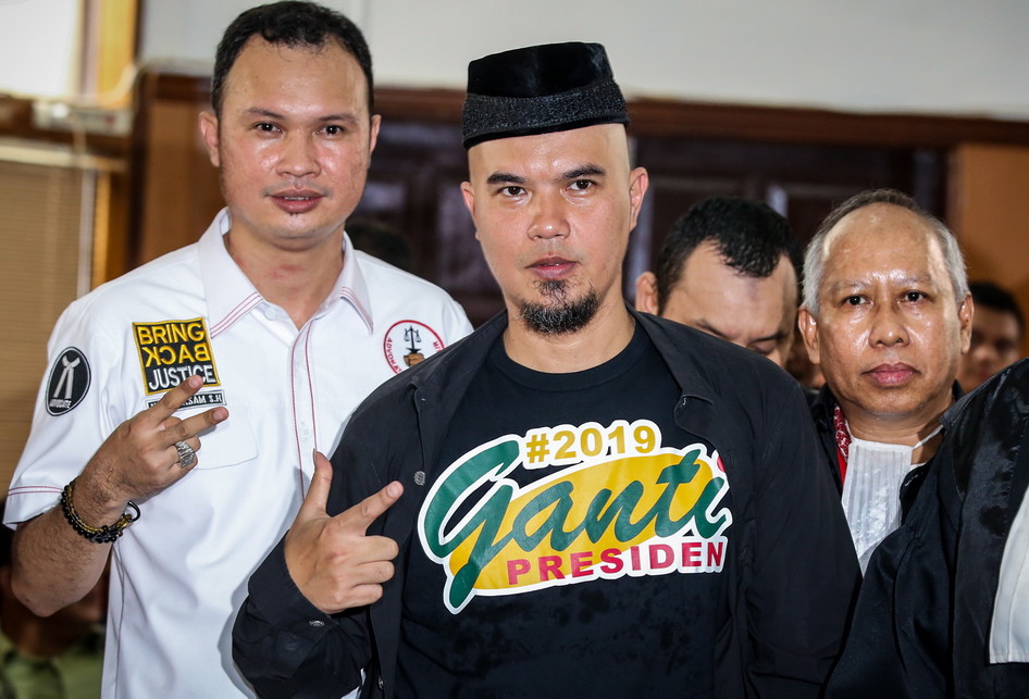 Hasil gambar untuk ahmad dhani <a href='https://kaltim.tribunnews.com/tag/sidang' title='sidang'>sidang</a> perdana