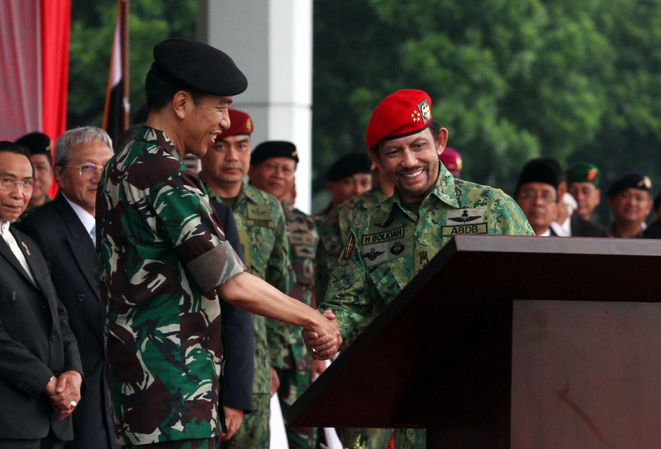 Kenakan Seragam Militer, Sultan Hassanal Bolkiah Kunjungi ...