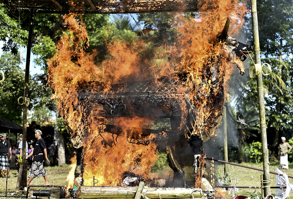 Ritual Ngaben di Bali