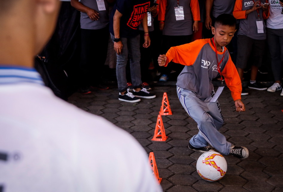 Pemain Persib Bandung Berikan Coaching kepada Penyandang Disabil