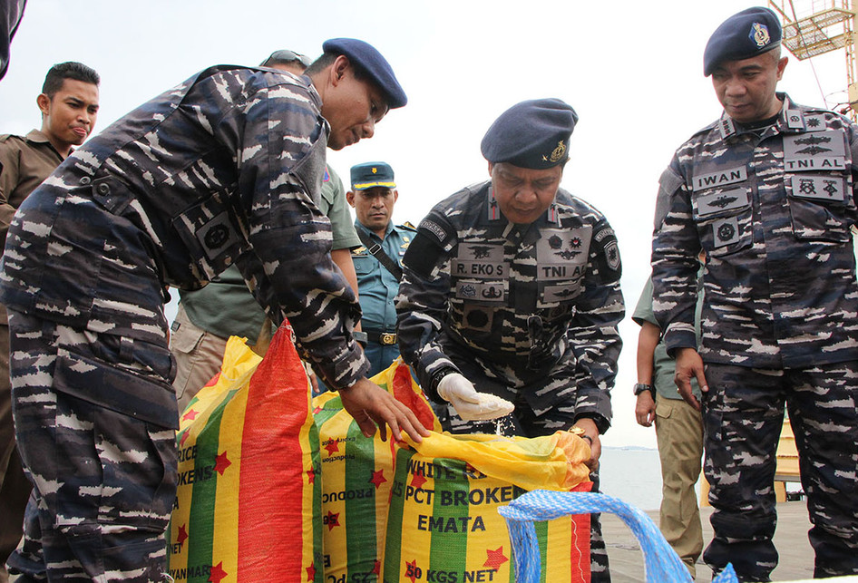 TNI AL Amankan 4.588 Ton Beras Ilegal di Perairan Batam