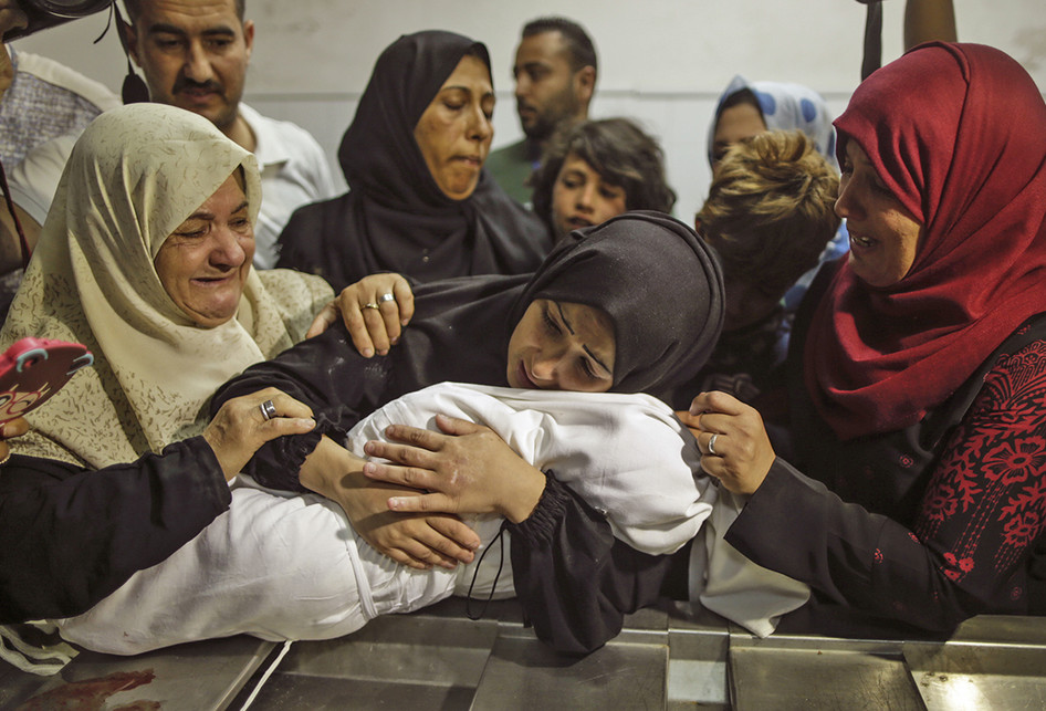 Luapan duka Ibu dari Leila al-Ghandour (tengah), bayi berumur 8 bulan asal Palestina yang tewas akibat insiden bentrokan dengan pasukan Israel di dekat perbatasan antara jalur Gaza dan Israel, di sebelah timur Kota Gaza, Senin (14/5/2018). Otoritas Palestina menyebut pasukan Israel telah menewaskan 55 orang dan melukai 2.700 orang dalam aksi protes dan bentrokan menentang pembukaan Kedutaan Besar Amerika Serikat di Yerusalem.. (AFP PHOTO/MAHMUD HAMS)