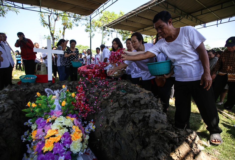 Pemakaman Korban Bom Gereja di Surabaya Ibu Martha Djumani