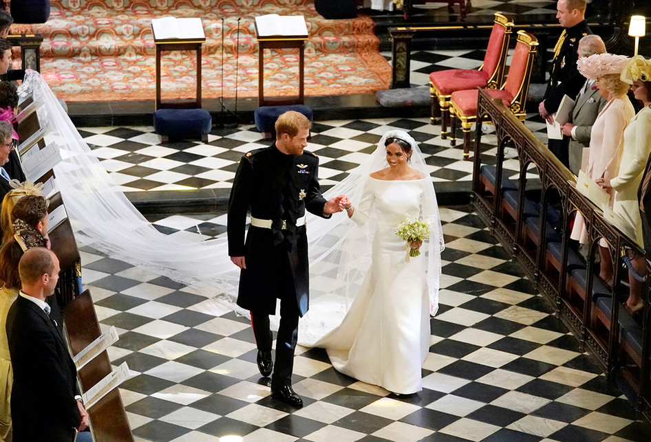 Pangeran Harry dan Meghan Markle meninggalkan Kapel St George di Kastil Windsor setelah pemberkatan pernikahan di Windsor, Inggris, Sabtu (19/5/2018). Sebanyak 600 tamu undangan menghadiri jamuan makan siang dan makan malam pada acara resepsi, ditambah 2.640 tamu dari warga biasa yang akan menimati teh dan kudapan di Istana Windsor.. (ANTARA FOTO/REUTERS/POOL/OWEN HUMPHREYS)