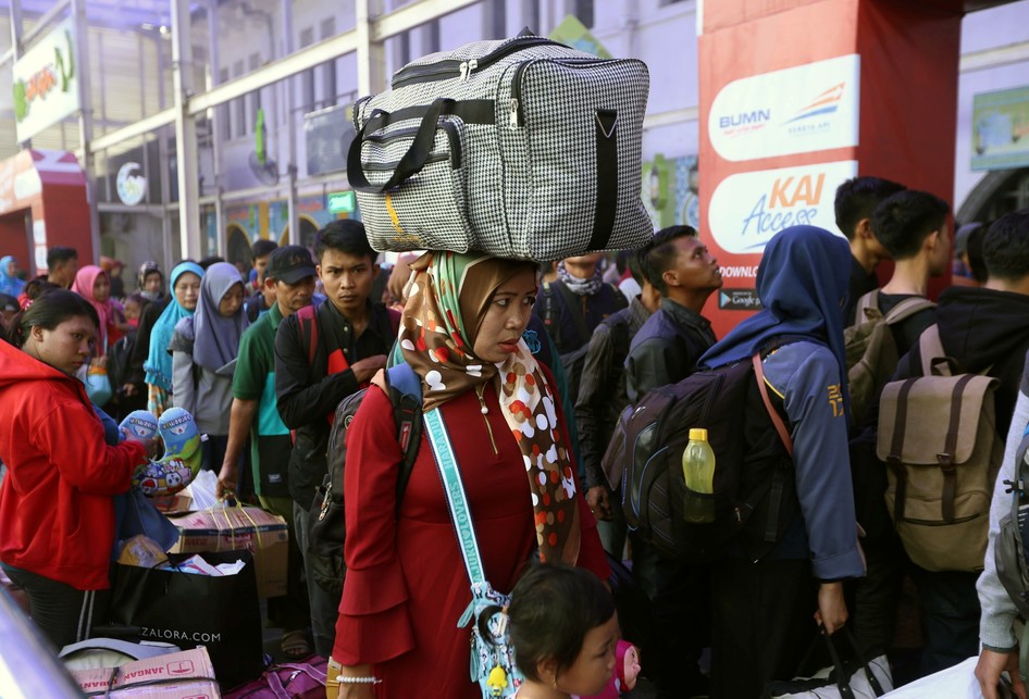 Pemudik di Stasiun Senen Jakarta