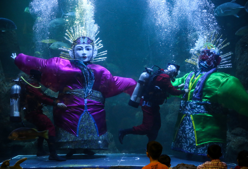 Ondel-ondel Underwater Seaworld Taman Impian Jaya Ancol