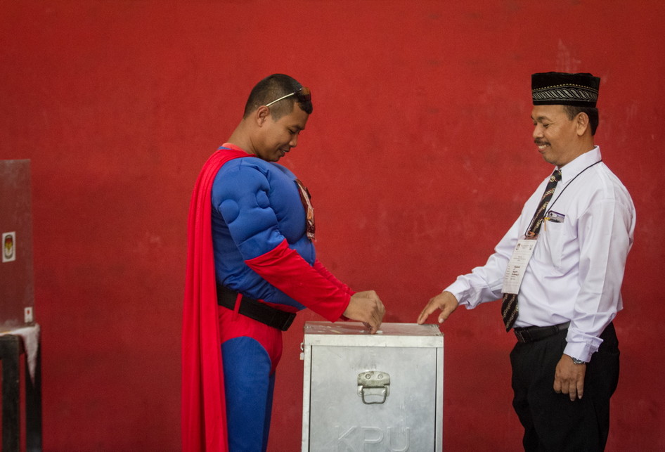 PEMILIH BERKOSTUM WAYANG DAN SUPERHERO