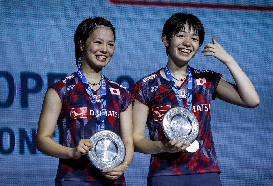 Pasangan ganda putri Jepang, Yuki Fukushima (kiri)/Sayaka Hirota, berpose dengan medali usai menang di partai final Indonesia Open 2018, Minggu (8/7/2018).
