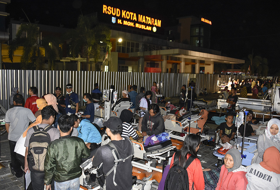 Pasien dievakuasi ke parkiran rumah sakit Kota Mataram pascagempa bumi berkekuatan 7 skala richter (SR) di Mataram, NTB, Minggu (5/8/2018).