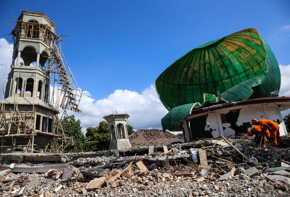 Bangunan Masjid Rusak Akibat Gempa Bumi 