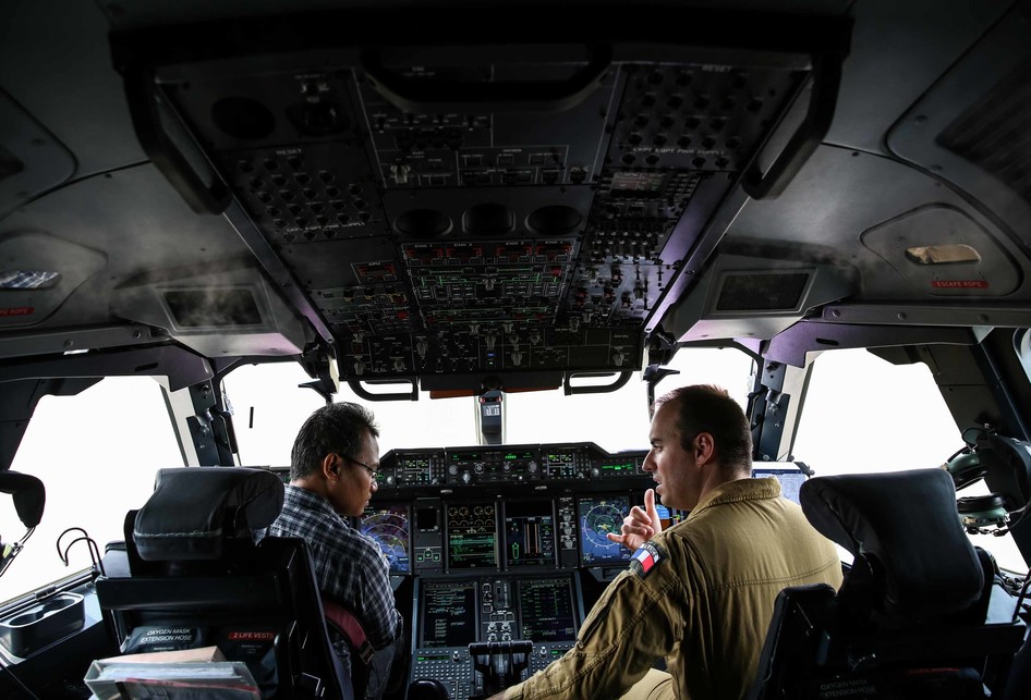 Ruang kokpit, tempat utama untuk mengendalikan pesawat angkut militer Airbus A400M buatan Perancis, yang saat ini sedang hadir di Lanud Halim Perdana Kusuma.