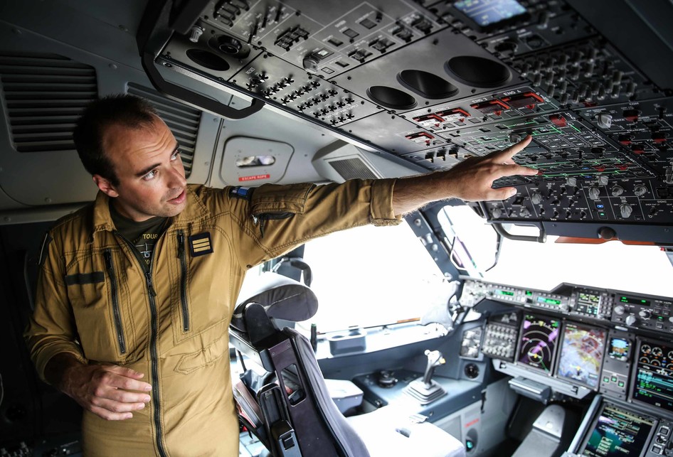 Suasana di dalam kokpit pesawat Airbus A400M untuk angkut militer.