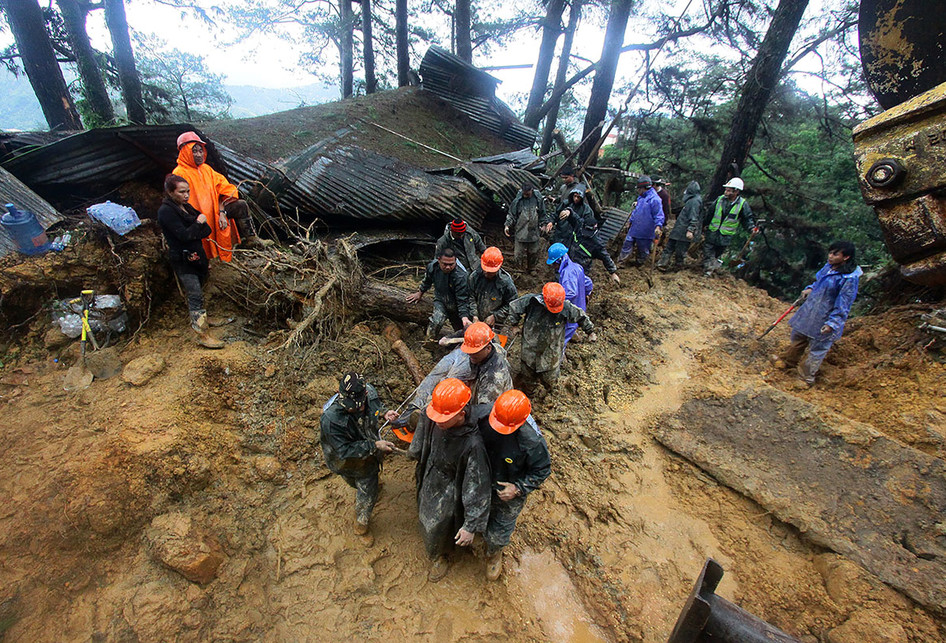 Dampak Hantaman Topan Mangkhut di Sejumlah Negara 