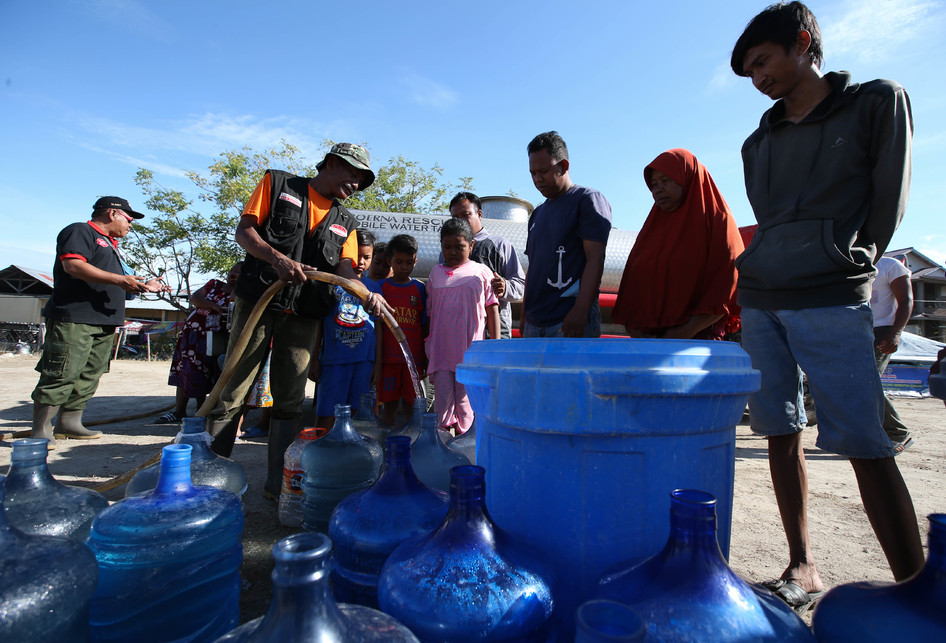 Pembagian Air Bersih dan Pengobatan Massal