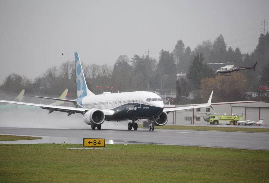 Pesawat generasi terbaru Boeing 737 MAX 8 saat terbang untuk pertama kalinya di Renton, Washington, Amerika Serikat, 29 Januari 2016. Pesawat ini merupakan seri terbaru dan populer dengan fitur mesin hemat bahan bakar dan desain sayap yang diperbaharui. (AFP PHOTO/GETTY IMAGES/STEPHEN BRASHEAR)