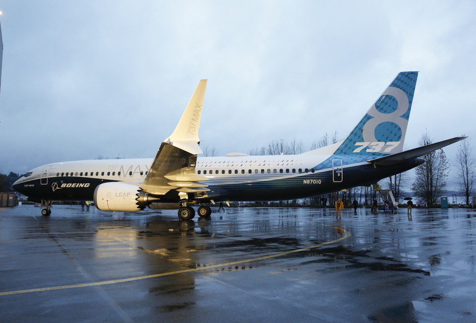 Pesawat generasi terbaru Boeing 737 MAX 8 parkir di tarmac pabrik pesawat Boeing di Renton, Washington, Amerika Serikat, 8 Desember 2015. Pesawat ini merupakan seri terbaru dan populer dengan fitur mesin hemat bahan bakar dan desain sayap yang diperbaharui. (AFP PHOTO/JASON REDMOND)