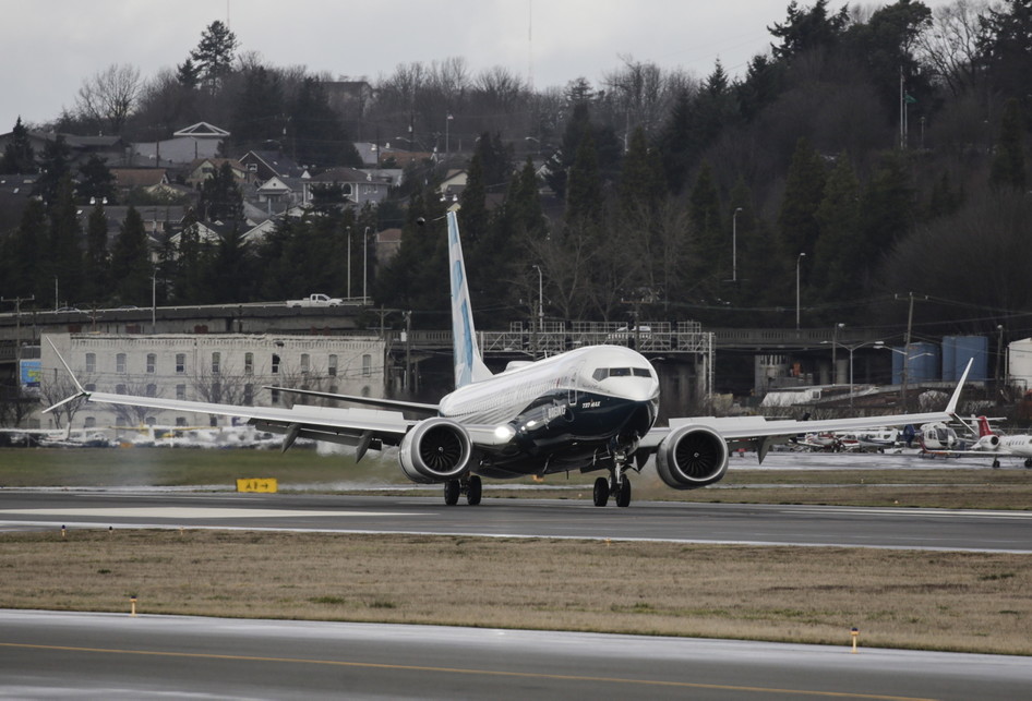 Pesawat generasi terbaru Boeing 737 MAX 8 mendarat di Boeing Field seusai menyelesaikan terbang pertamanya di Seattle Washington, Amerika Serikat, 29 Januari 2016. Pesawat ini merupakan seri terbaru dan populer dengan fitur mesin hemat bahan bakar dan desain sayap yang diperbaharui. (AFP PHOTO/GETTY IMAGES/STEPHEN BRASHEAR)