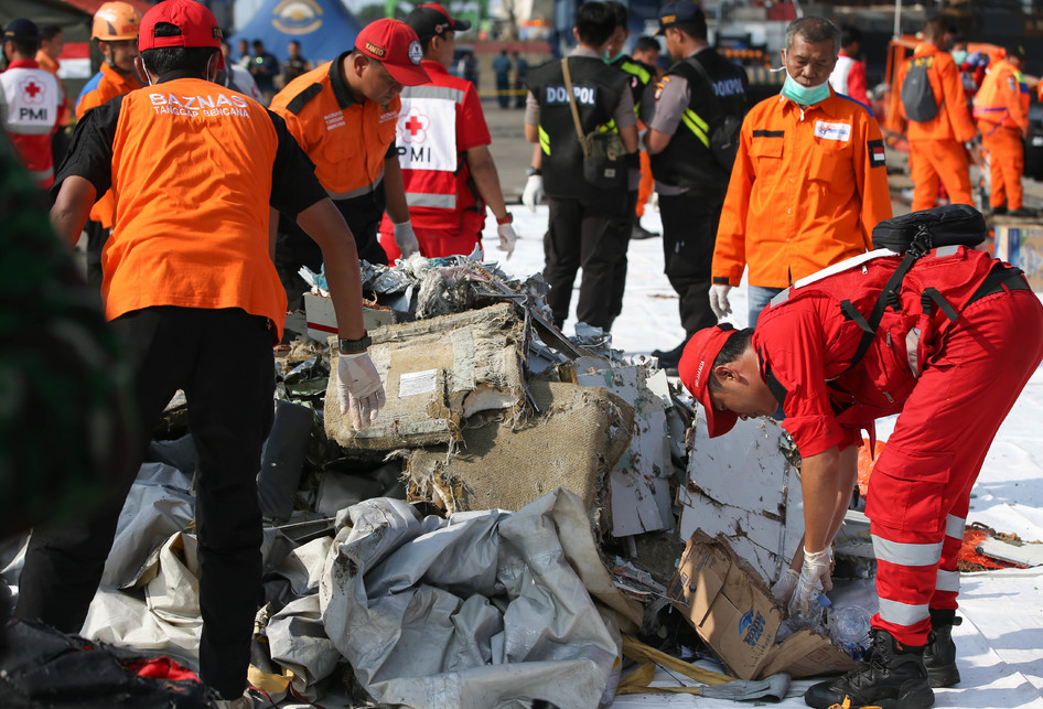 Petugas memilah serpihan pesawat dan barang penumpang pesawat Lion Air JT 610 di Dermaga JICT 2, Tanjung Priuk, Jakarta Utara, senin (29/10/2018).