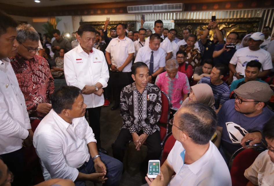 Presiden Republik Indonesia Joko Widodo,Crisis Center di Bandara Soekarno Hatta, Tangerang, Banten