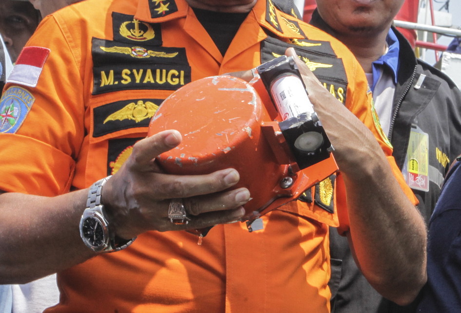 Kepala Basarnas Marsekal Madya TNI Muhammad Syaugi memeriksa kondisi bagian dari kotak hitam (black box) pesawat Lion Air bernomor registrasi PK-LQP yang telah ditemukan oleh tim SAR gabungan di KR Baruna Jaya I, di perairan Tanjung Karawang, Jawa Barat, Kamis (1/11/2018).
