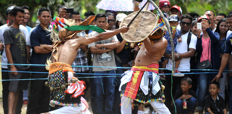 Mengenal Tari Caci, Pertarungan Masyarakat Manggarai
