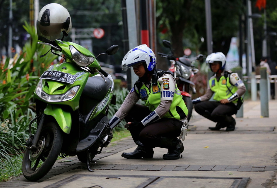 Polisi Tertibkan Motor yang Lewat Trotoar di Kebon Sirih